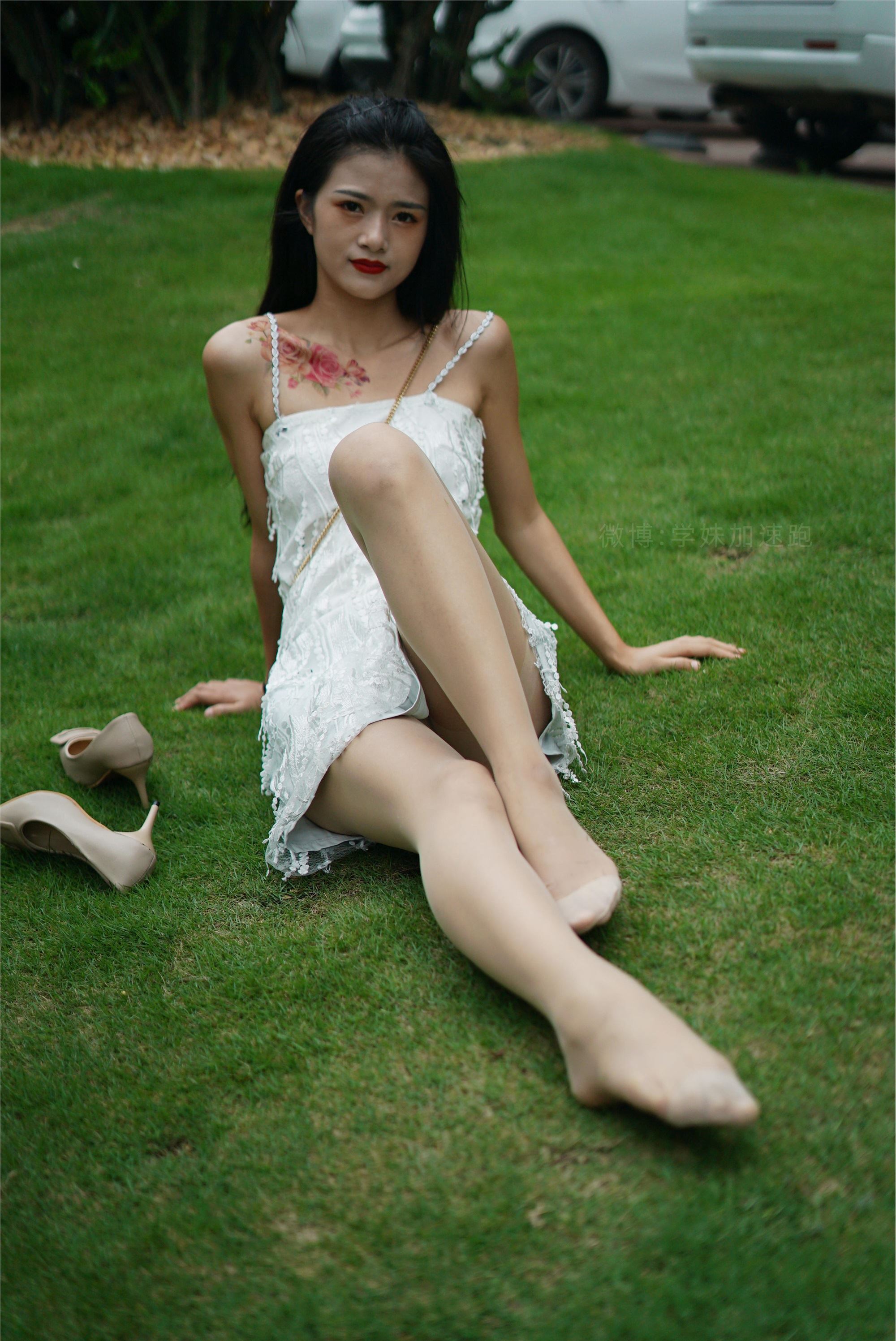 学妹加速跑 XM079《草地上的绿茶jio-鹿酱》